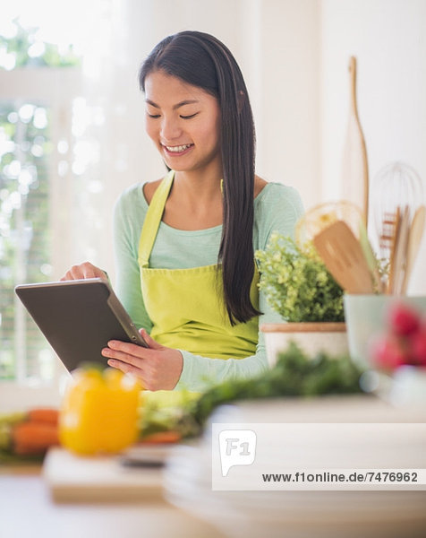 benutzen  Jugendlicher  Küche  Tablet PC  Mädchen
