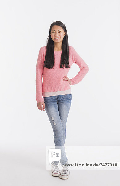 Portrait  Jugendlicher  Pullover  pink  Jeans  Kleidung  16-17 Jahre  16 bis 17 Jahre  Mädchen