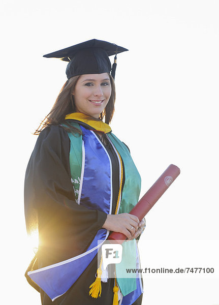 Portrait  halten  Student  Diplom