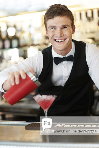 eingießen  einschenken  Cocktail  jung  Barkeeperin