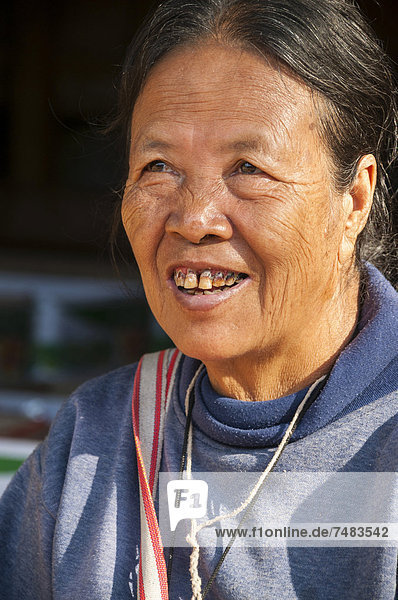 Frau aus dem Bergvolk oder Bergstamm der Lisu  ethnische Minderheit  Porträt  Nordthailand  Thailand  Asien