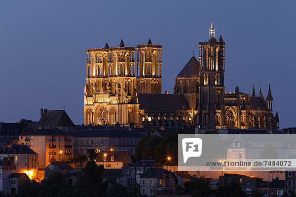 Kathedrale Notre-Dame de Laon über der Altstadt Dämmerung Laon Via Francigena Frankenstraße Departement Aisne Region Picardie Frankreich Europa