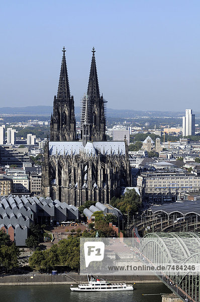 Cologne Cathedral  UNESCO World Heritage Site  and Deutz Bridge  Rhine  Cologne  North Rhine-Westphalia  Germany  Europe