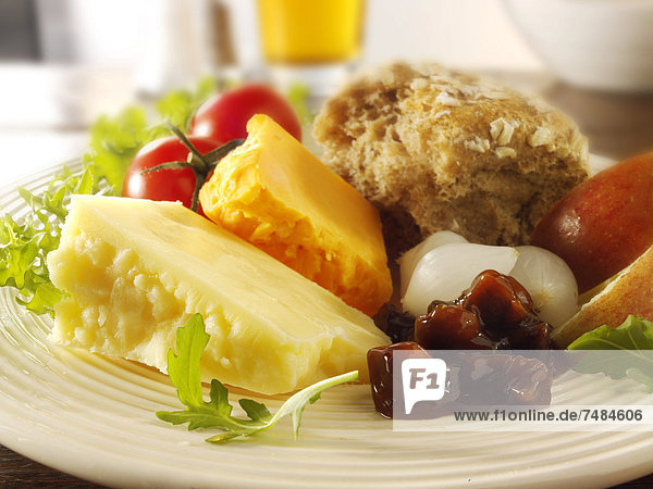 Traditionelles Ploughman's Lunch  Brotzeit mit Cheddar und Lancashire-Käse