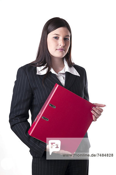 Geschäftsfrau mit rotem Aktenordner