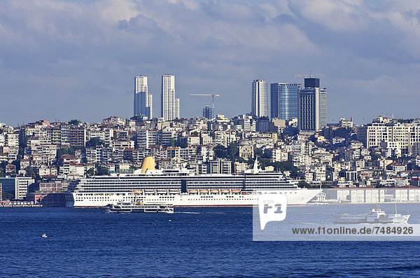 Hafen Schiff Fokus auf den Vordergrund Fokus auf dem Vordergrund Ansicht Kreuzfahrtschiff Naher Osten Istanbul Türkei
