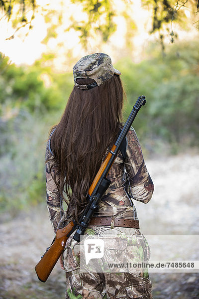 USA  Texas  Junge Frau mit Jagdgewehr