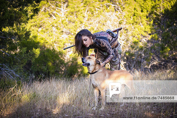 USA  Texas  Junge Frau stehend mit Blackmouth Cur Hund