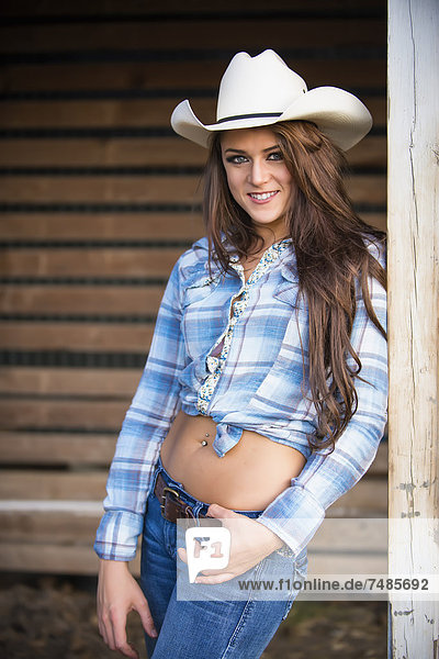 USA  Texas  Portrait von Cowgirl  lächelnd