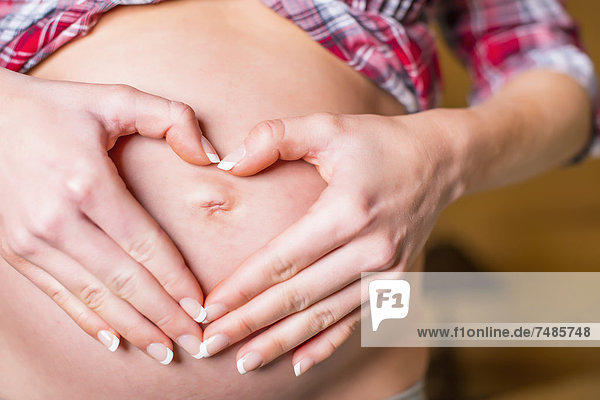 USA  Texas  Herzform mit Händen über dem schwangeren Bauch
