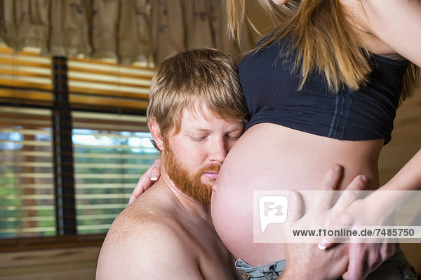 USA  Texas  Ehemann Kopf auf schwangeren Frauen Magen  Nahaufnahme