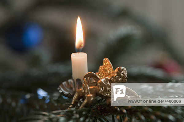 Weihnachtsschmuck mit Kerze und Engel  Nahaufnahme