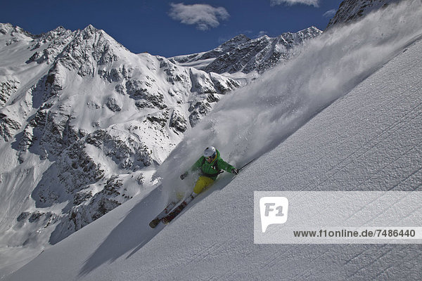 Österreich  Tirol  Mittelerwachsener Mann beim Freeride-Skifahren