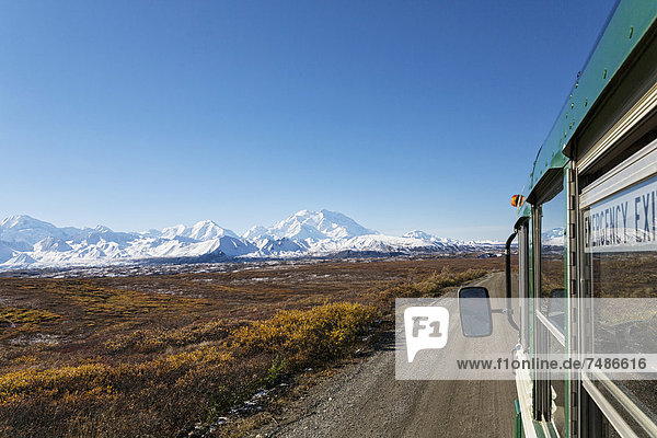 USA  Alaska  Mount McKinley mit Besucherbus auf dem Weg zum Wonder Lake im Denali Nationalpark