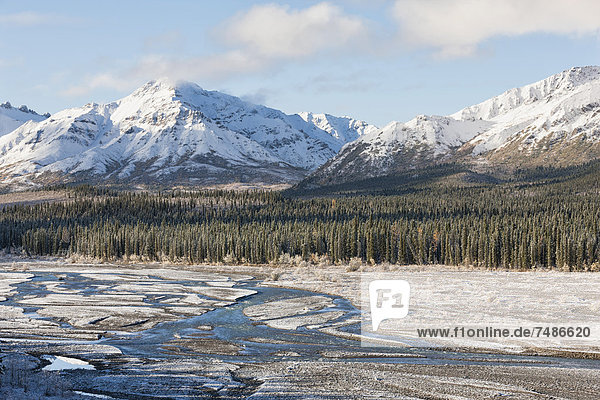 USA  Alaska  Blick auf den Teklanika River im Denali Nationalpark