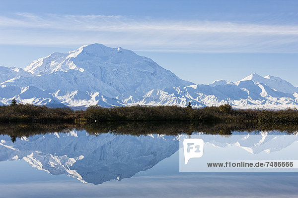 USA,  Alaska,  Blick auf Mount Mckinley und Spiegelung des Teiches im Denali Nationalpark