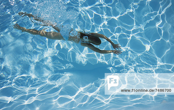 Italien  Reife Frau beim Tauchen im Schwimmbad