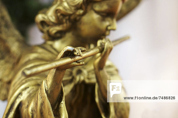 Goldene Engelsfigur mit Flöte  Nahaufnahme