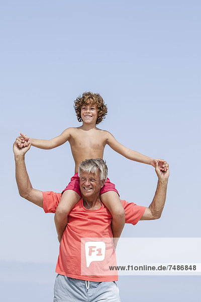 Spanien  Großvater mit Enkel auf der Schulter