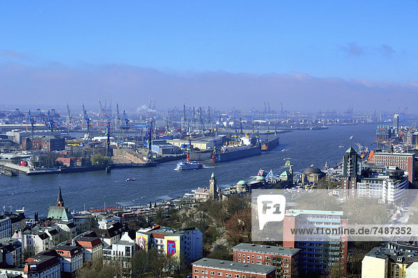 Deutschland  Hamburg  Blick auf Skyline und Hafen