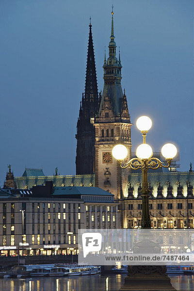 Deutschland  Hamburg  Blick auf Nikolauskirche und Rathaus an der Binnenalster