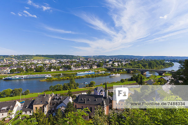 Deutschland  Rheinland-Pfalz  Trier  Ausflugsboot in der Mosel mit Stadtbild