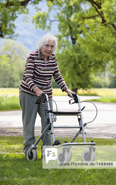 Österreich  Seniorin schiebt Gehhilfe