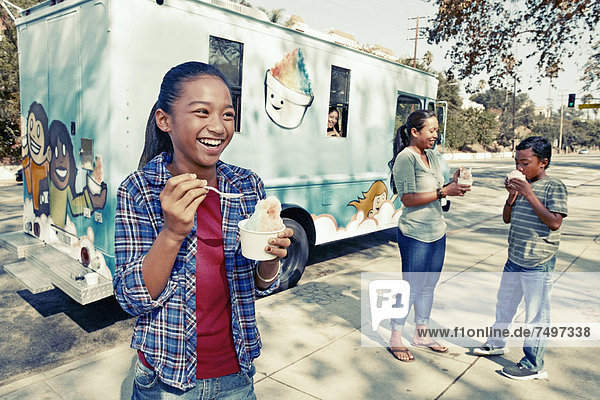Eis  Lastkraftwagen  essen  essend  isst  Mädchen  Sahne