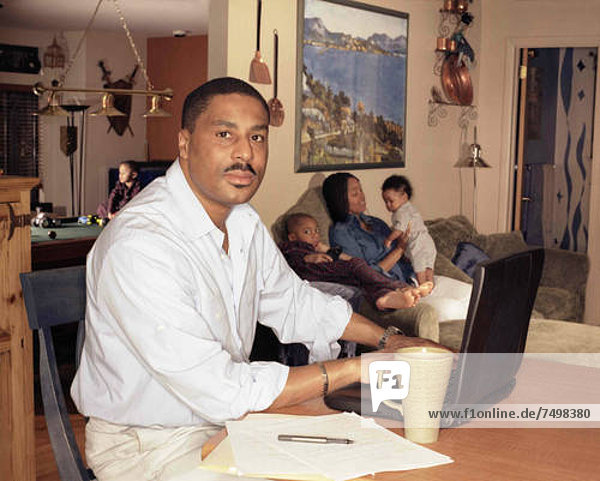 Mann Notebook Wohnhaus arbeiten