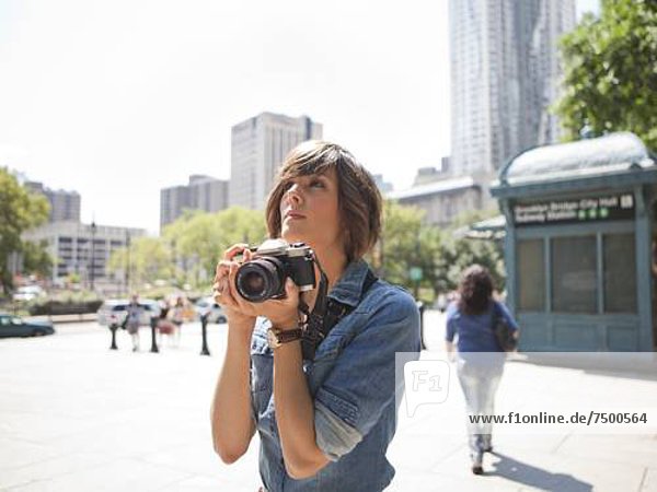 Frau Fotografie halten jung Fotoapparat Kamera