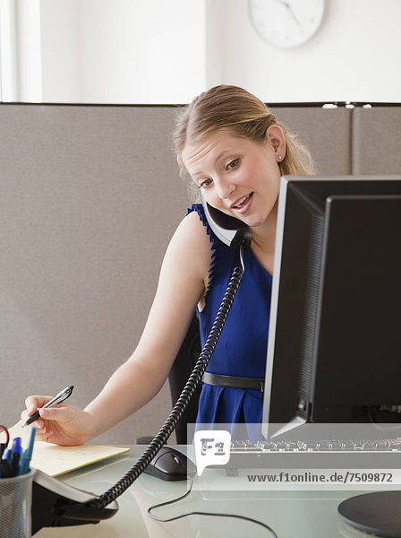 Junge Frau bei der Arbeit im Büro