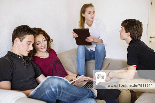 Teenager-Freunde diskutieren im Wohnzimmer