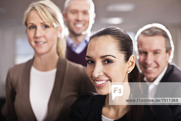Portrait von glücklichen Geschäftsleuten im Büro