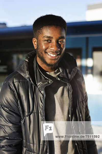 Porträt eines jungen afroamerikanischen Mannes am Bahnhof