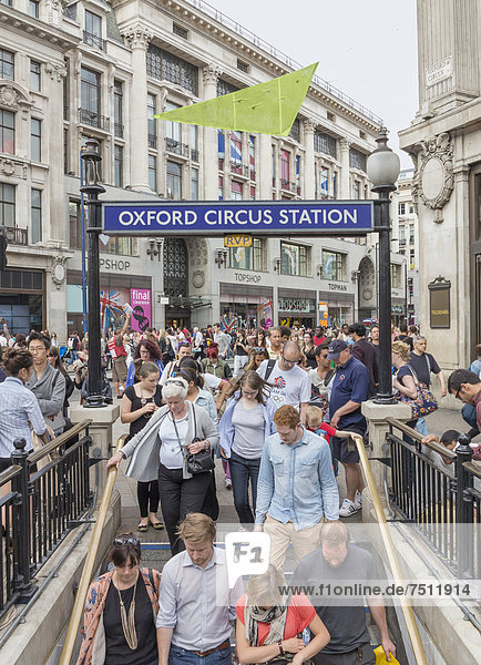 Menschenmenge am Zugang zur U-Bahnstation Oxford Circus  London  England  Großbritannien  Europa