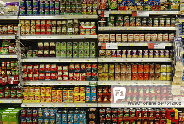 Konserven im Gang eines Supermarktes  Großbritannien  Europa