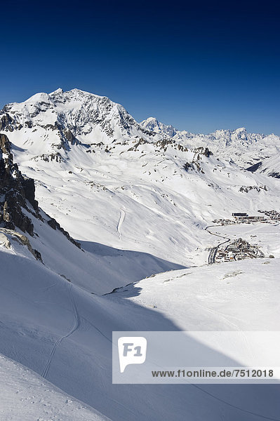 Verschneite Berglandschaft und Blick auf Tignes  Val d'Isere  Savoyen  Alpen  Frankreich  Europa