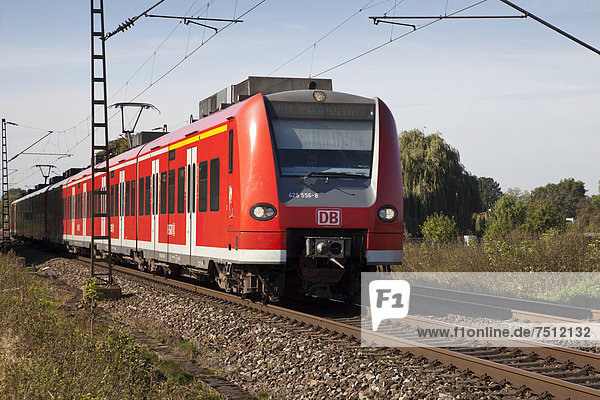 Regionalzug der Deutschen Bahn, Kamen, Ruhrgebiet, Nordrhein-Westfalen, Deutschland, Europa, ÖffentlicherGrund