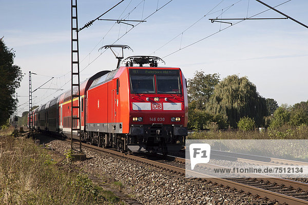 Regionalzug der Deutschen Bahn  Kamen  Ruhrgebiet  Nordrhein-Westfalen  Deutschland  Europa  ÖffentlicherGrund