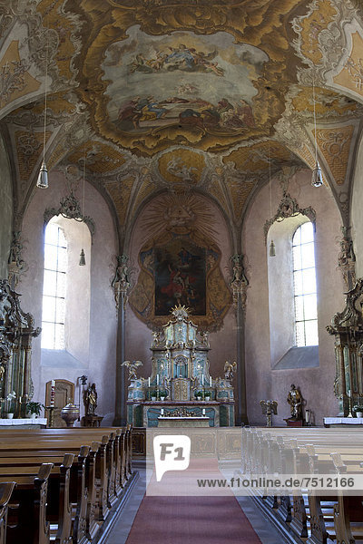 Altarraum der katholischen Pfarrkirche St. Michael  Piesport  Rheinland-Pfalz  Deutschland  Europa