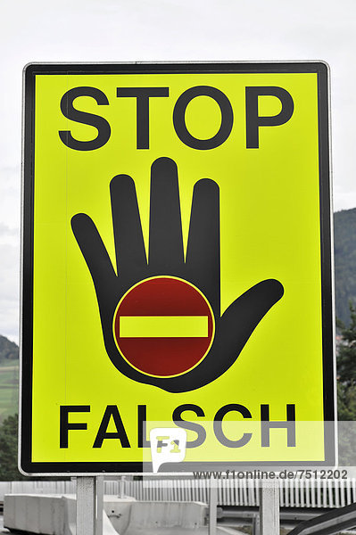 Stoppschild Bei Einer Autobahnauffahrt Tirol Osterreich Europa