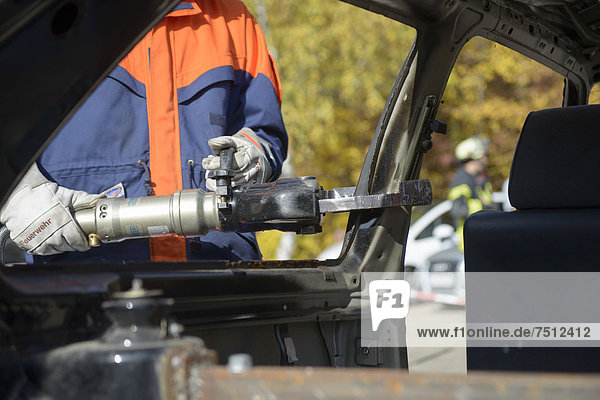 Mit hydraulischem Rettungsgerät wird ein PKW zerschnitten,  Herbstabschlussübung der Jugendfeuerwehr Stuttgart,  Stuttgart,  Baden-Württemberg,  Deutschland,  Europa
