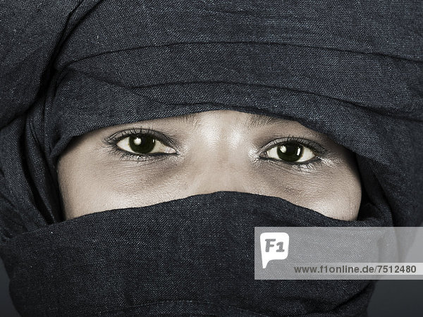 Tuaregmädchen  Targia  verschleiert mit Chech  Augenpartie  Algerien  Nordafrika