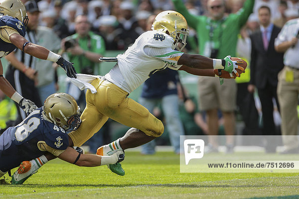 RB Theo Riddick  #6 Notre Dame  scores a touchdown during the NCAA football game between the Navy and the Notre Dame on September 1  2012 in Dublin  Ireland  Europe