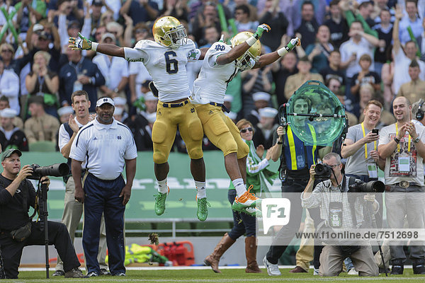 RB George Atkinson Nr. # 4 von Notre Dame und RB Theo Riddick Nr. 6 von Notre Dame feiern einen Touchdown während des NCAA Football-Spiels zwischen der Navy Marine und Notre Dame am 1. September 2012 in Dublin Irland Europa