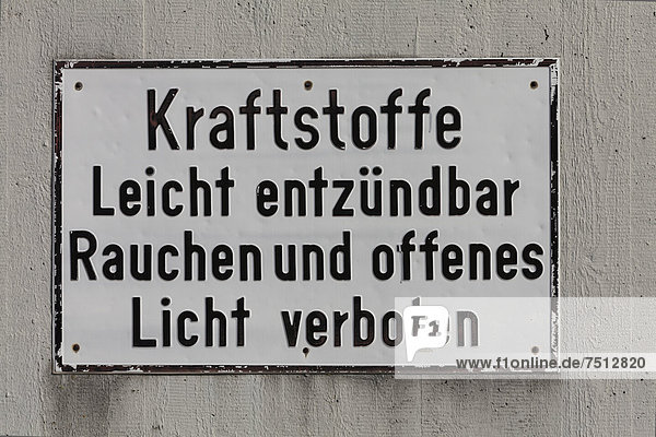 'Warning sign  ''Kraftstoffe  leicht entzündbar  Rauchen und offenes Licht verboten''  German for ''fuels and flammables  no smoking  no naked flames'''