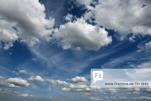 Schleierwolken und Cumuluswolken am blauen Himmel