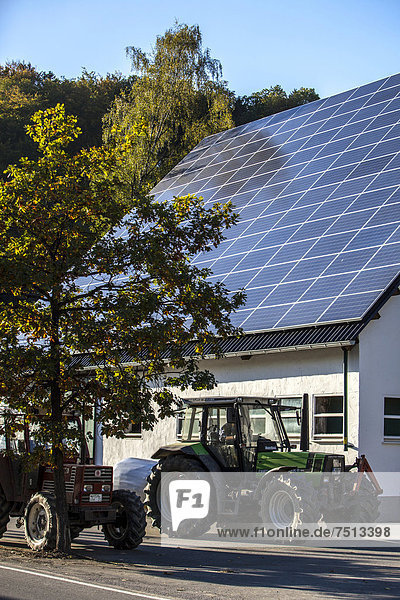 Solarenergie-Module auf dem Dach einer Scheue  landwirtschaftlicher Betrieb in Niedersorpe  Nordrhein-Westfalen  Deutschland  Europa