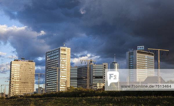 Skyline der Essener Innenstadt mit verschiedenen Verwaltungs- und Firmensitzen großer Unternehmen wie RWE  EVONIK  Essen  Nordrhein-Westfalen  Deutschland  Europa