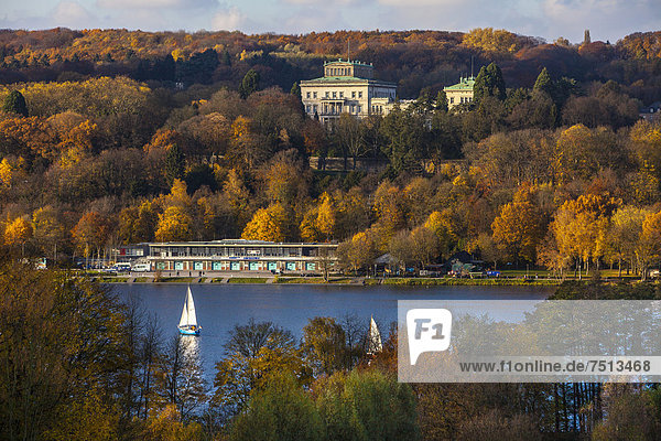 Villa Hügel  Stammsitz der Familie Krupp  oberhalb vom Baldeneysee  Herbst  Essen  Nordrhein-Westfalen  Deutschland  Europa